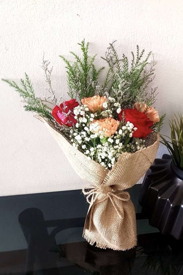 A Monday Flowers bouquet